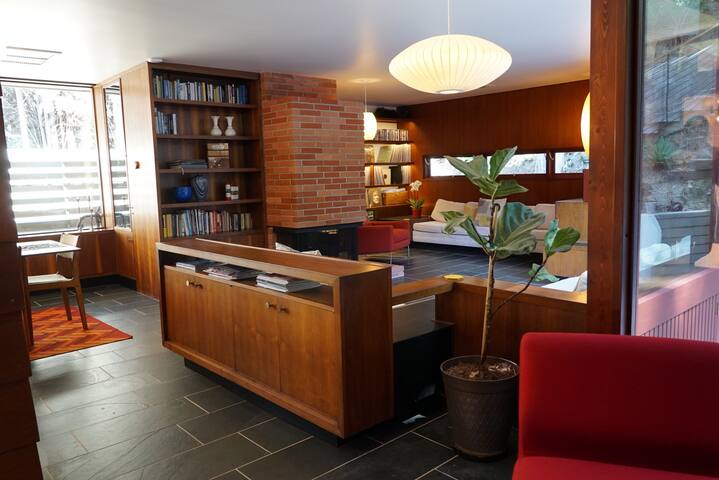 Mid Century Architectural Gem in Woodland Hills gallery image 2