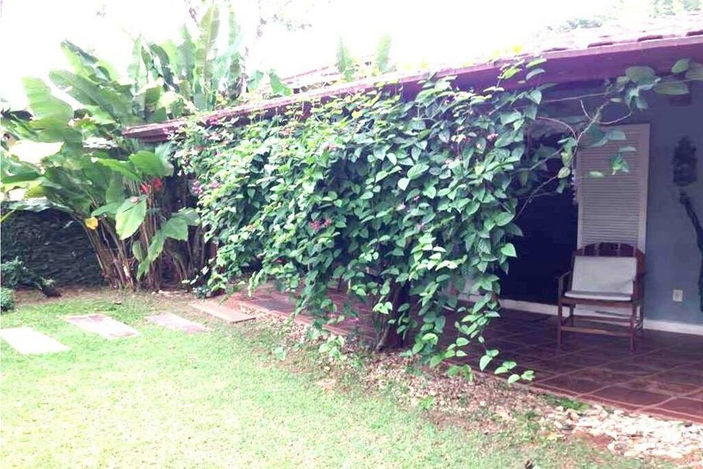 Essa é a varanda frontal da casa.
