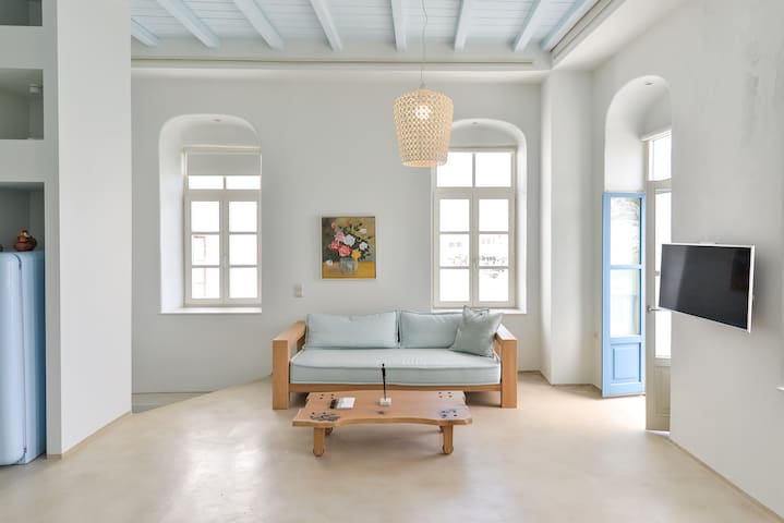 White Memories, seafront luxury apartment Mykonos gallery image 2