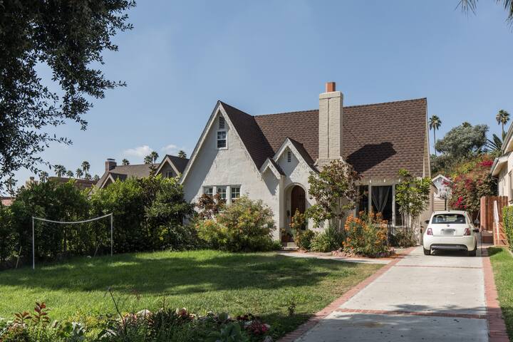 Artistic House in Upscale Neighborhood of Glendale gallery image 2