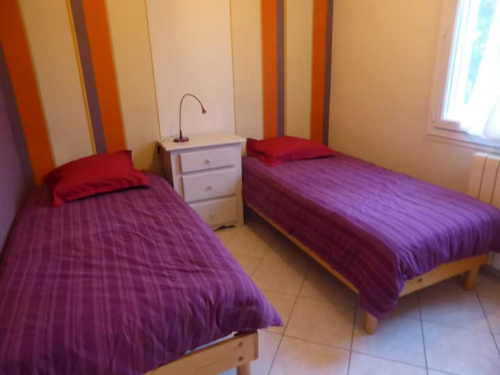 პატარა საძინებელი 2 საწოლი 1 ადგილი