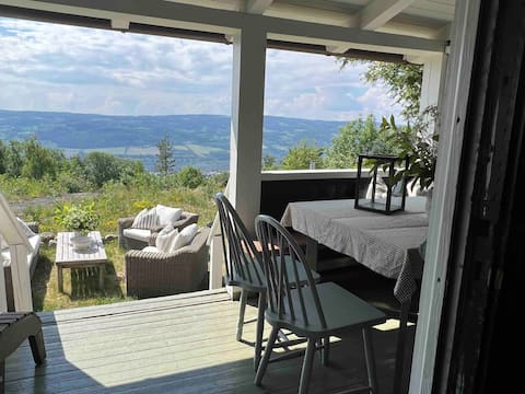 Cozy log cabin, great view 10 min from Lillehammer