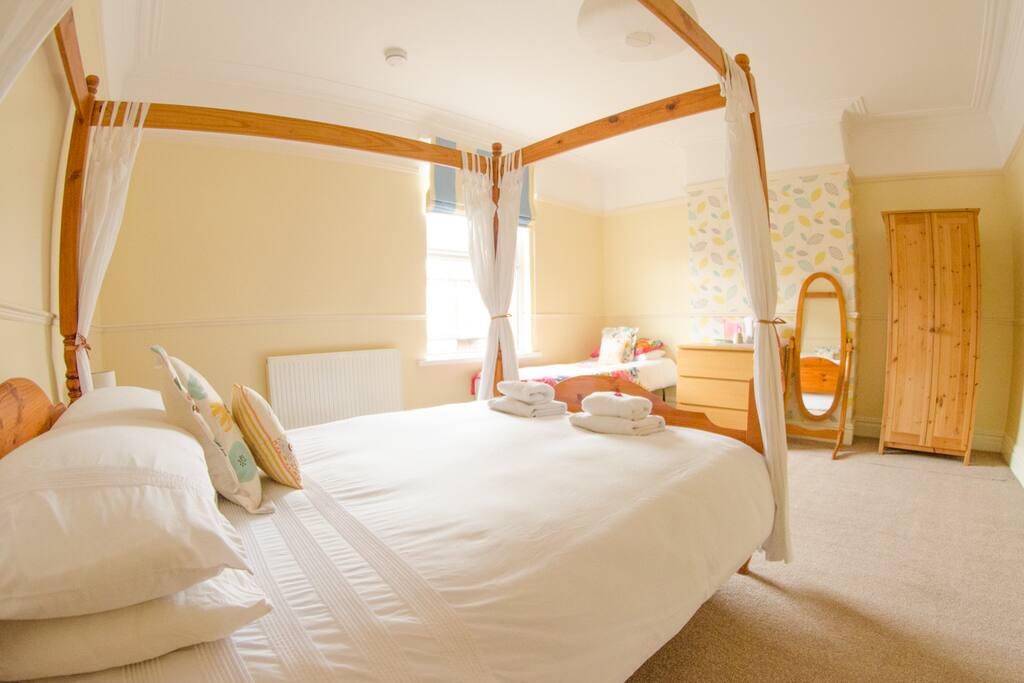 Four Poster Bed