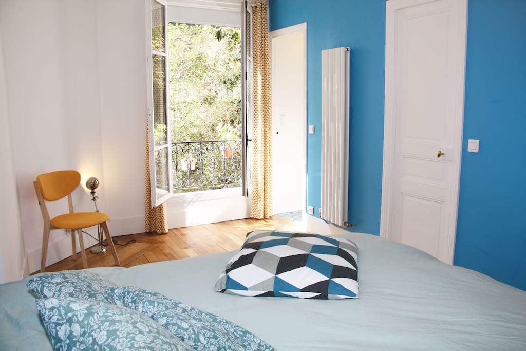 Quiet bedroom overlooks the garden - Chambre donnant sur jardin. Très calme.