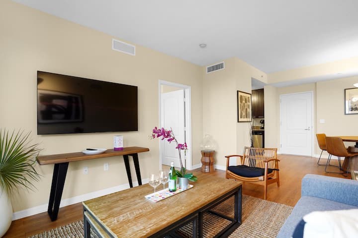 تلفزيون مع خدمات البث في غرفة المعيشة