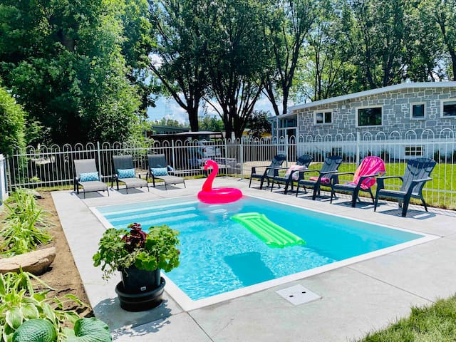 Fun and Vintage Family room in Quebec w/ love ones