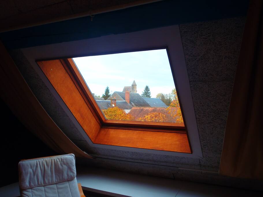 Vue sur les toits et le donjon de Paudy