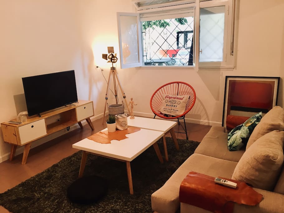 Living Room: Cable TV, Wifi 25 MB, Chromecast
