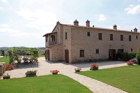 Traditional Tuscan villa with pool near Cortona