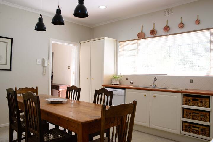 Elegant Bantry Bay, Cape Town Home gallery image 4