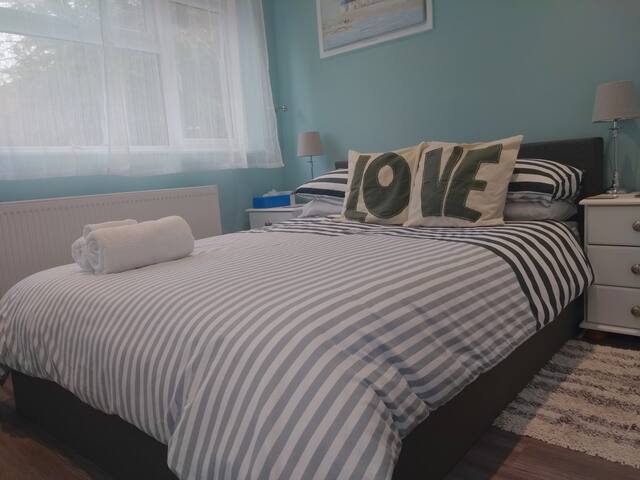 >Private/self check-in/parking/close to Gatwick<