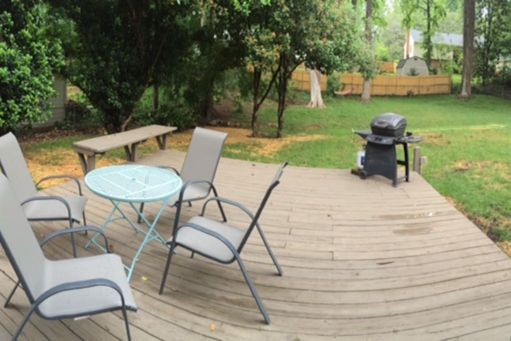 Backdoor Patio w/ Grill