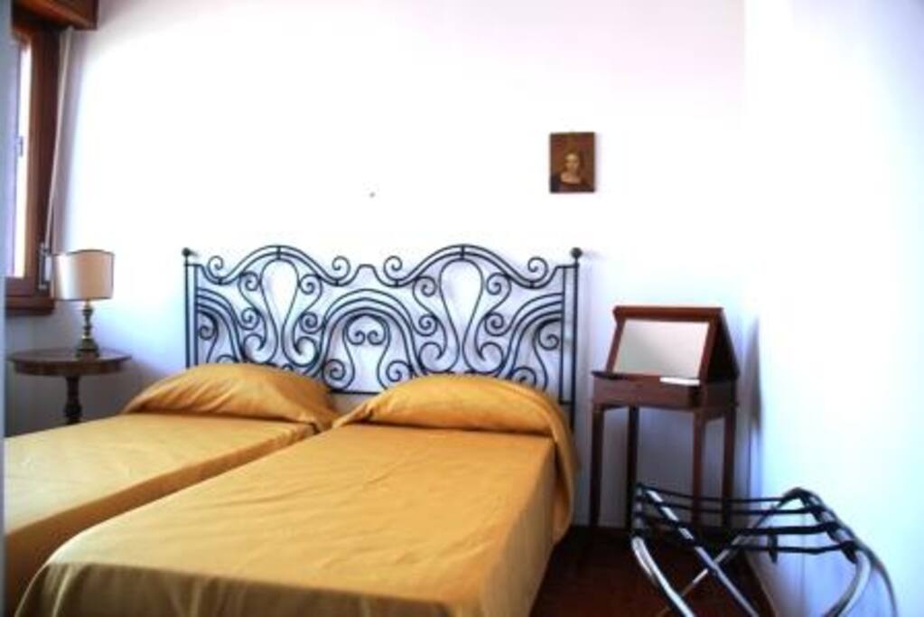 2nd Room (Baby Queen) two single bed's