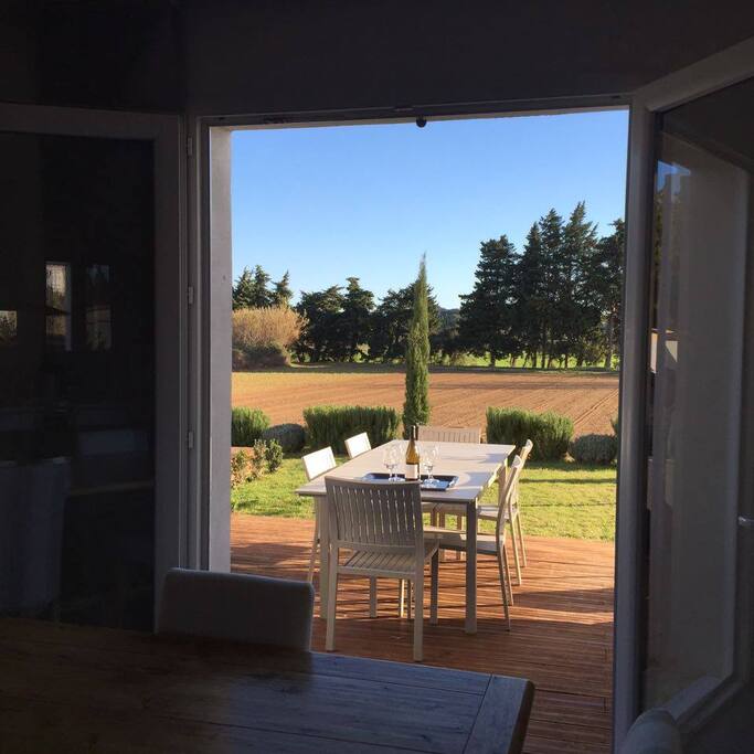 Espace repas ext face au séjour avec son barbecue