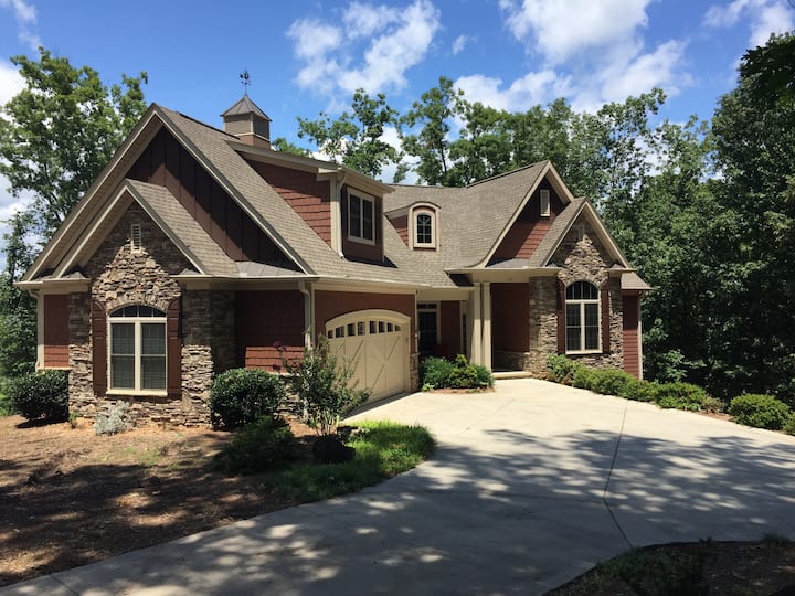 10 Best Airbnb Vacation Rentals Near Lake Keowee, South Carolina