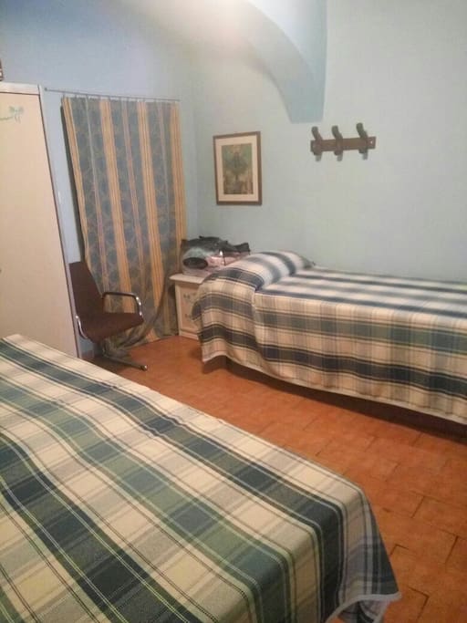camera da letto con 2 letti sngoli
