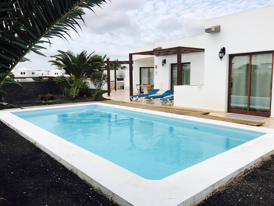 Hermosa piscina en jardín y terraza