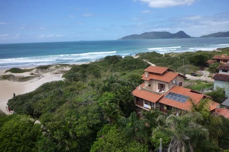 Apartamento duplex em frente a praia do campeche