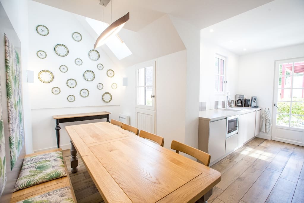 Grande salle à manger lumineuse, avec cuisine attenante