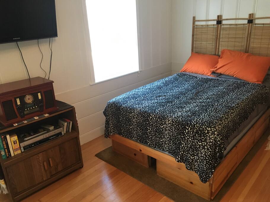 Full Size bed, media players, TV