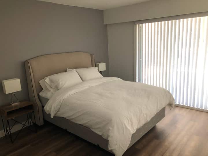 Master Bedroom na slider kwa staha kufunikwa na ensuite kamili.