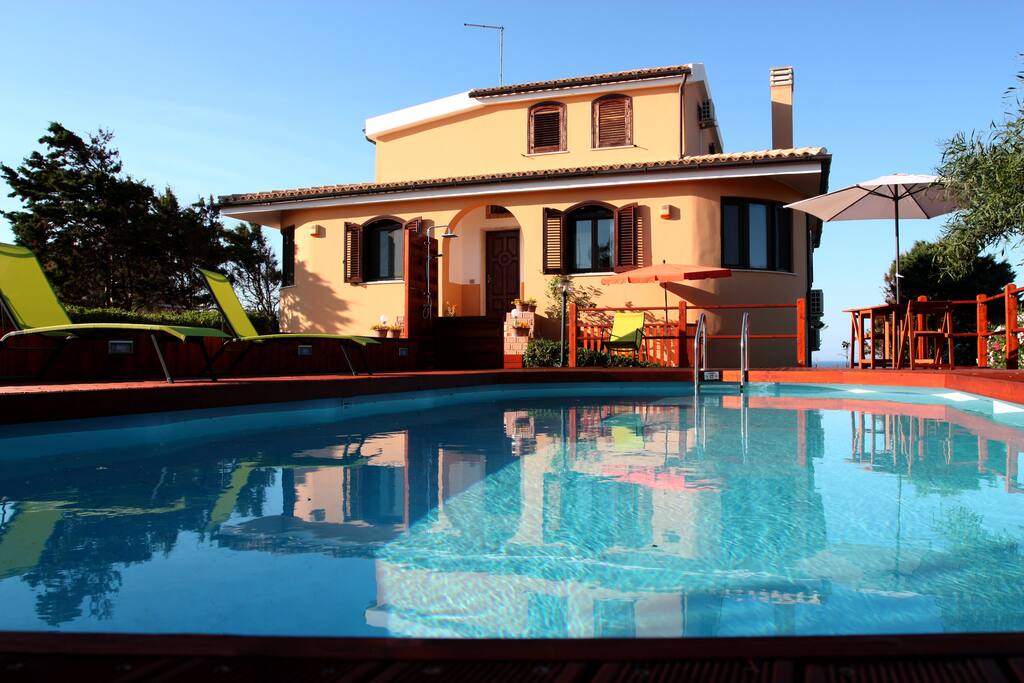 facciata con solarium e piscina