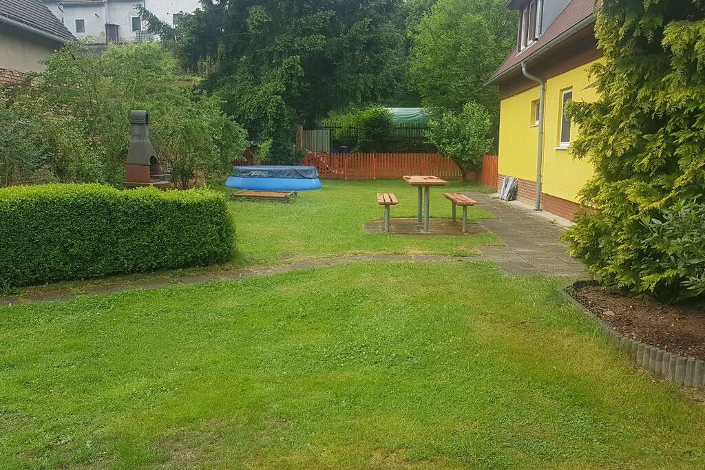 Zahrada, bazén pro hosty pouze červen - září, gril