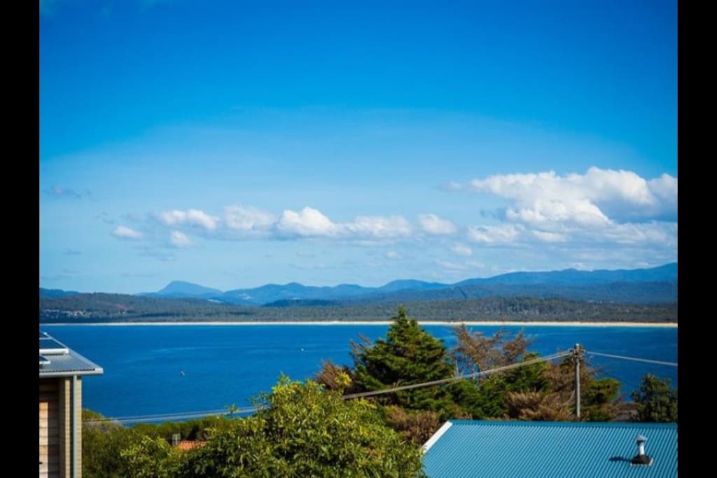 Stunning ocean & hinterland views from the upstairs deck. Relax to this over breakfast, a coffee, BBQ or cold drink.