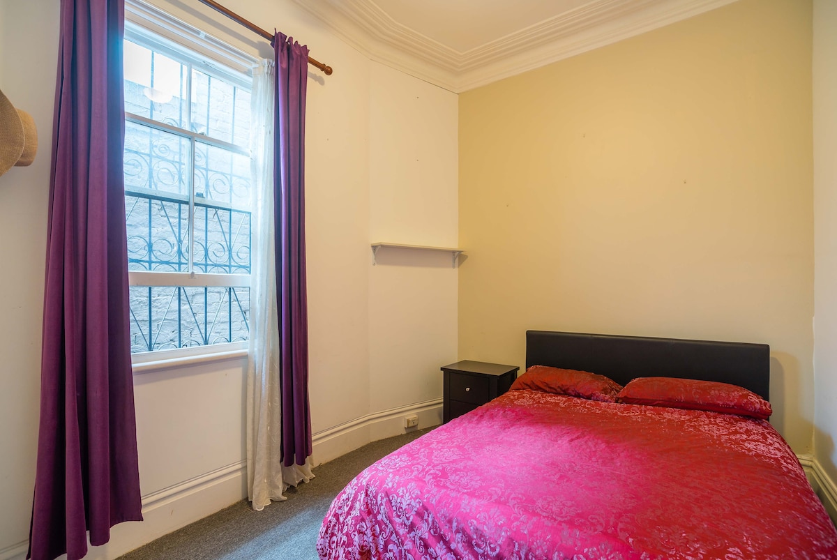 Veľká manželská posteľ s kvalitnou posteľnou bielizňou