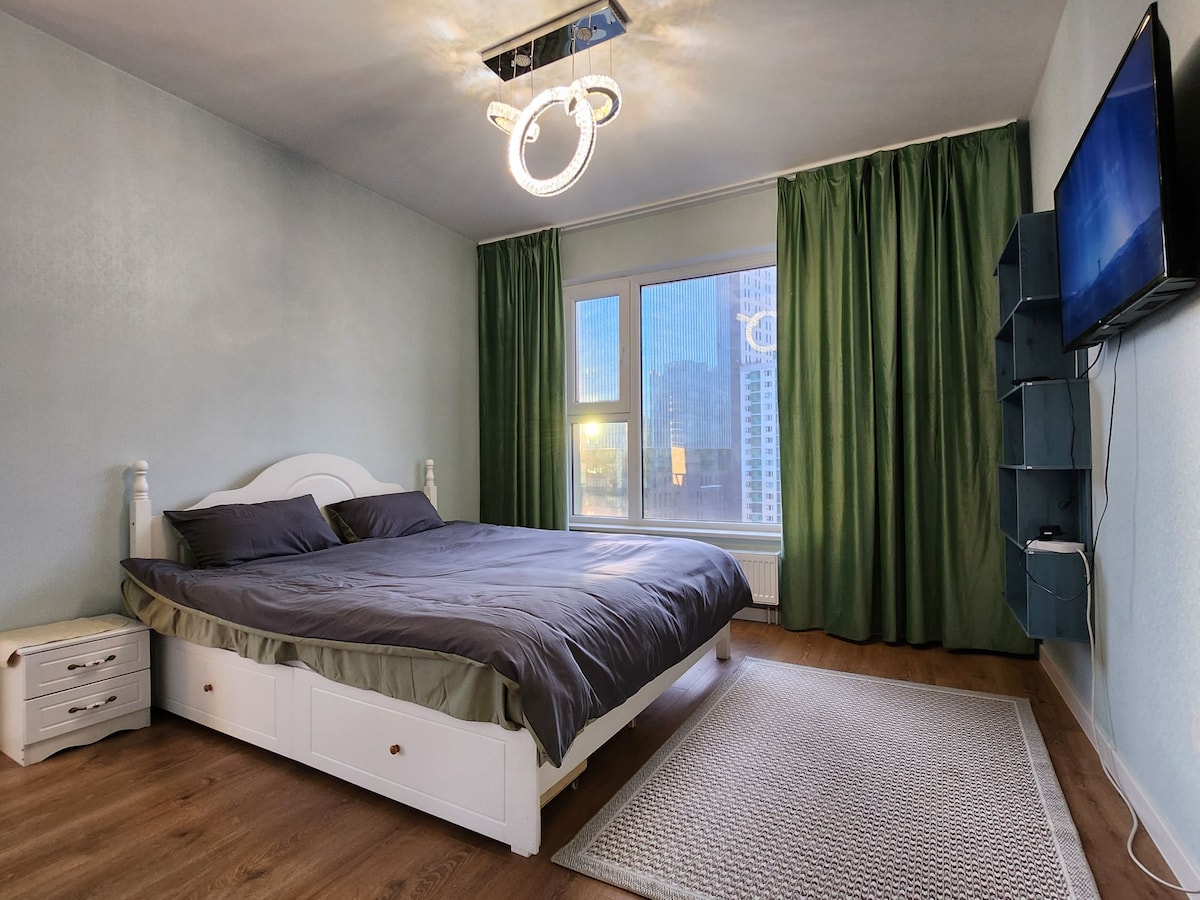 Master chumba cha kulala na bafu ensuite na TV.