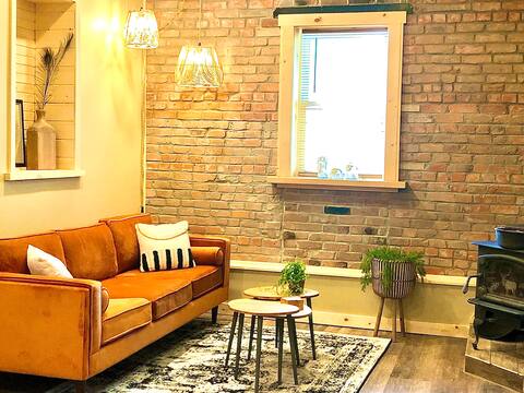 Hidden Gem!~Woodstove~Lrg Fenced Yard~Near Dwntwn