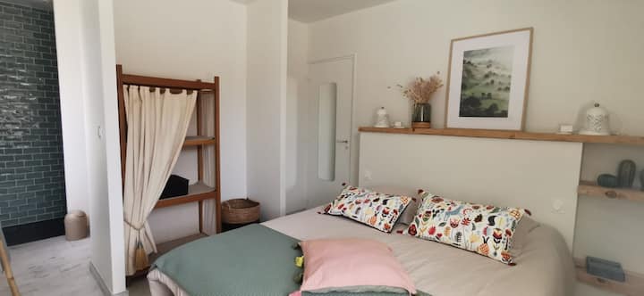 غرفة نوم خضراء في الطابق الأرضي مع حمام 