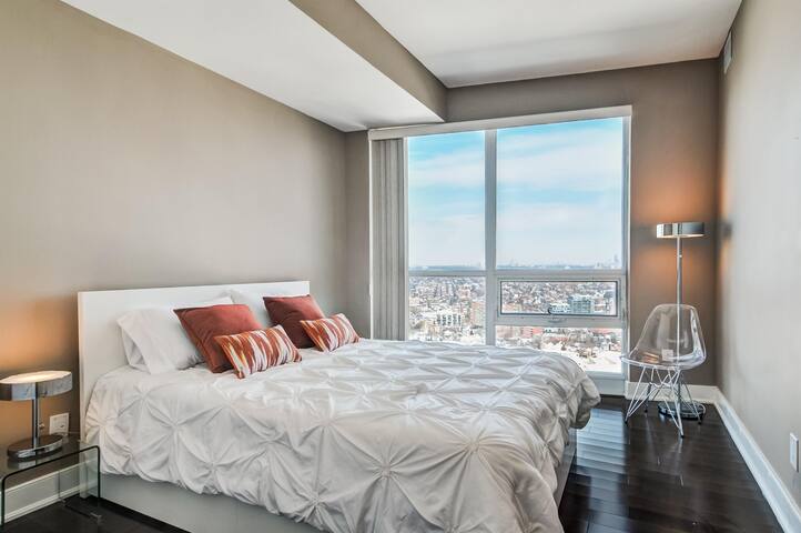 Bird’s Eye View Polished Penthouse Free Parking! gallery image 3