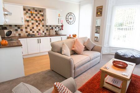 Knotts Landing in central Whitby, sleeps 2