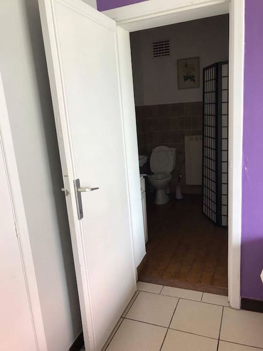 5 slaapkamers hebben een eigen badkamer, de 5 andere slaapkamers hebben enkel een lavabo en toilet