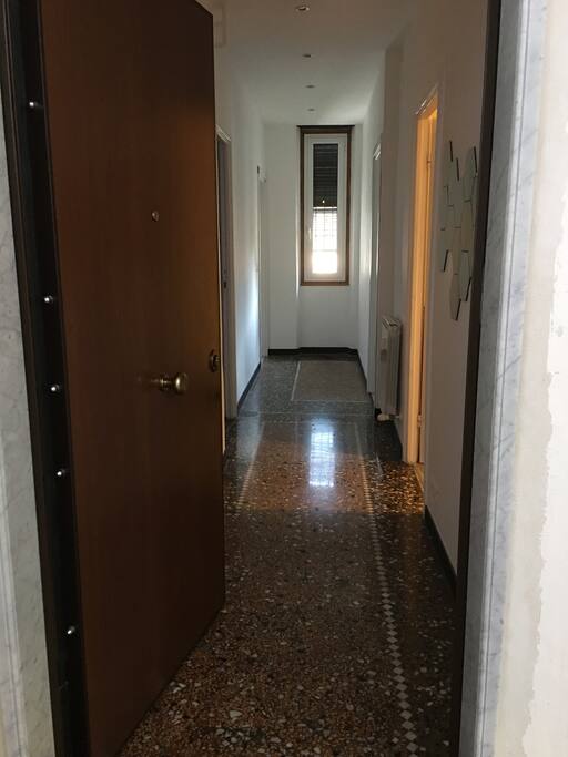 La porta blindata dell'ingresso