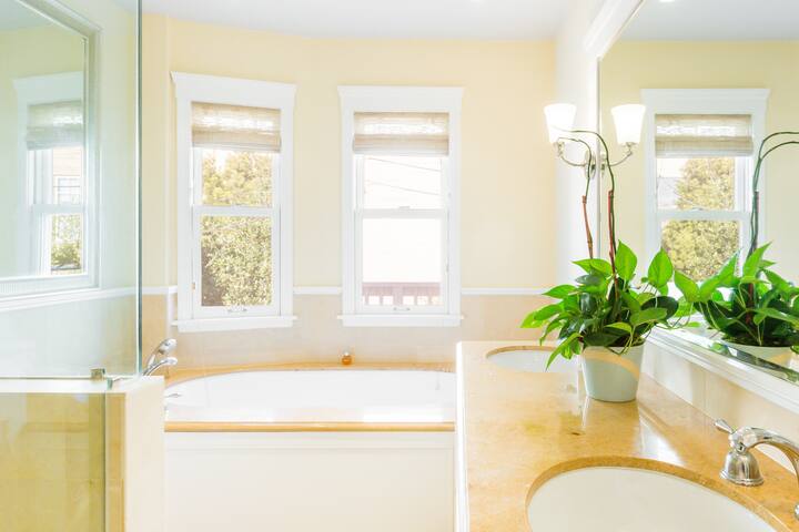 Elegant, Spacious Marina Home Parking By Golden Gate Bridge gallery image 5