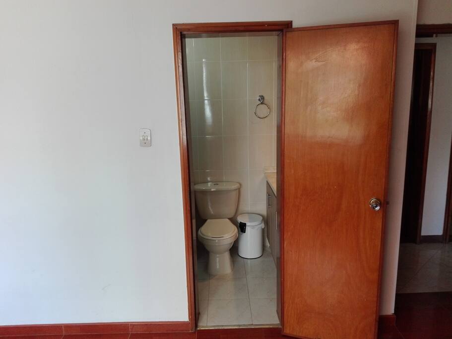 Habitación con baño privado. Ducha con agua caliente. Room with private bathroom Shower with hot water.