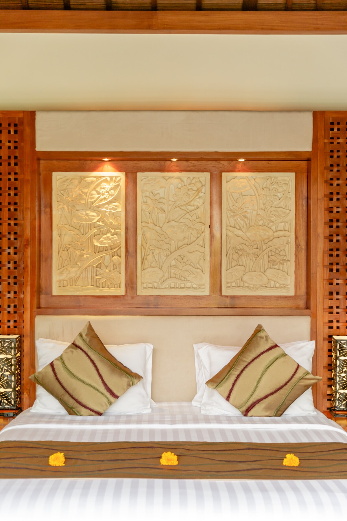 يتميز اللوح الأمامي بتصميمات بالينية تقليدية من الحجر الرملي المنحوت يدويًا.