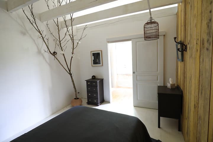 La camera capanna con il suo ramo di magnolia