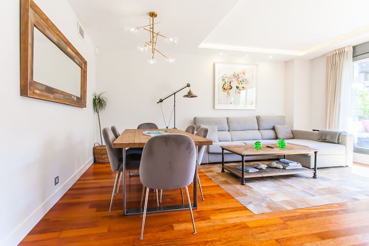 IFEMA apt. w/ gym, pool, parking, terrace, doorman gallery image 2