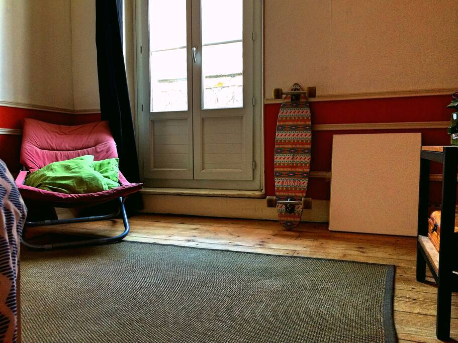 petit coin salon de la chambre 1