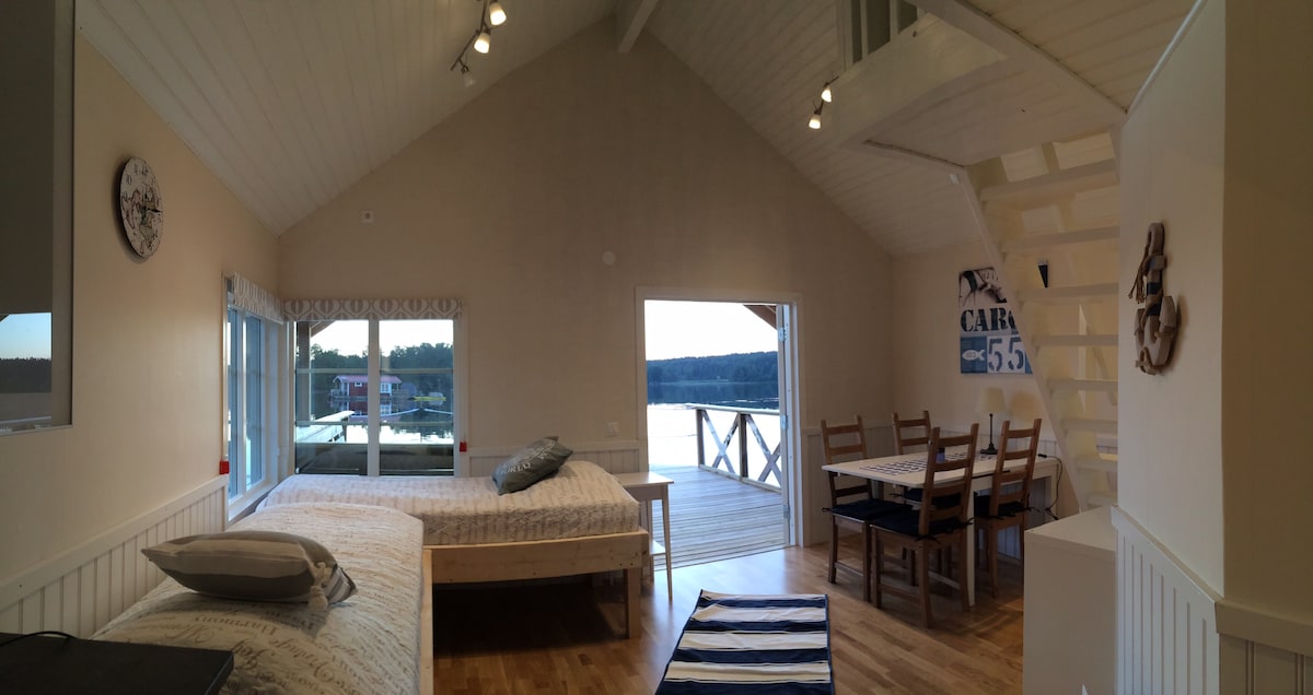 阳台、厨房、用餐区、厕所和2张床都在同一层，距离陆地的巷道也是如此。也适合步行者和轮椅工作。