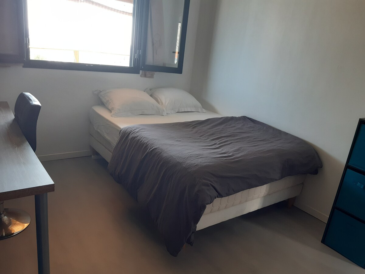 ห้องนอน
เตียงใหญ่
สำนักงาน