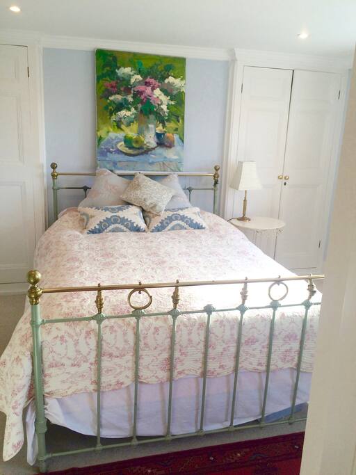 Bright sunny en suite bedroom