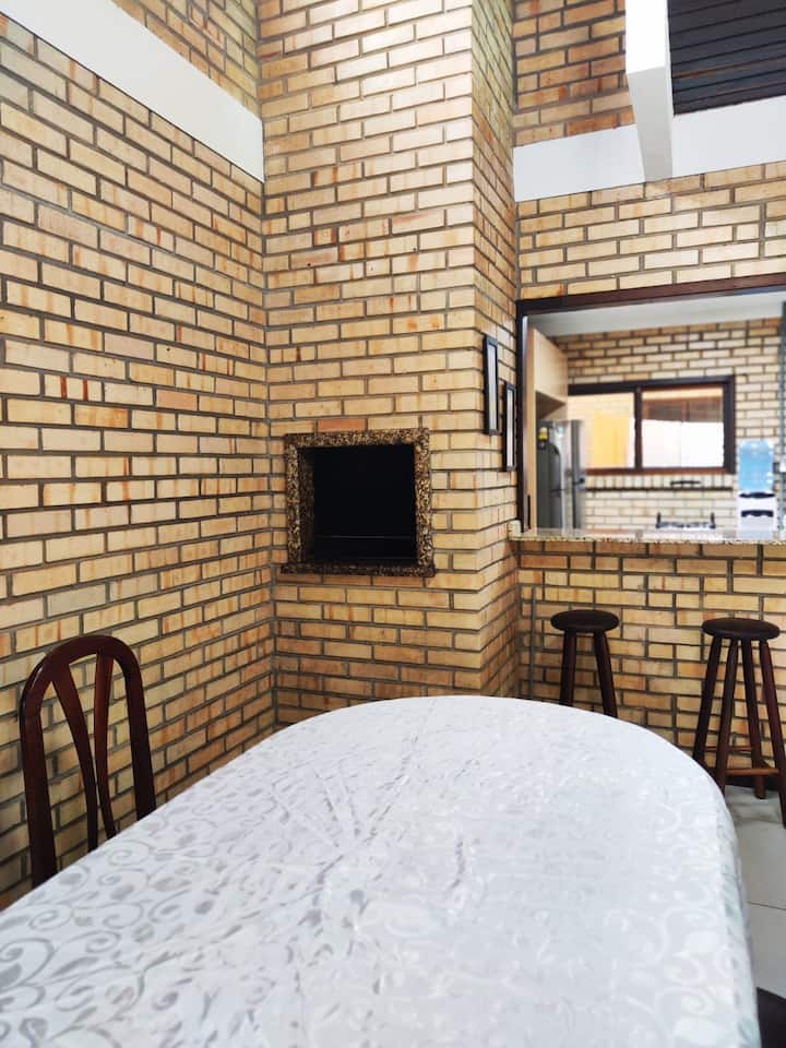 Друго барбекю, вътре в къщата, интегрирано с кухнята и всекидневната стая стая.