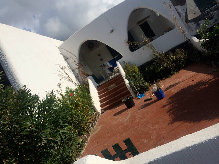 Retro della casa che si affaccia sul mare.