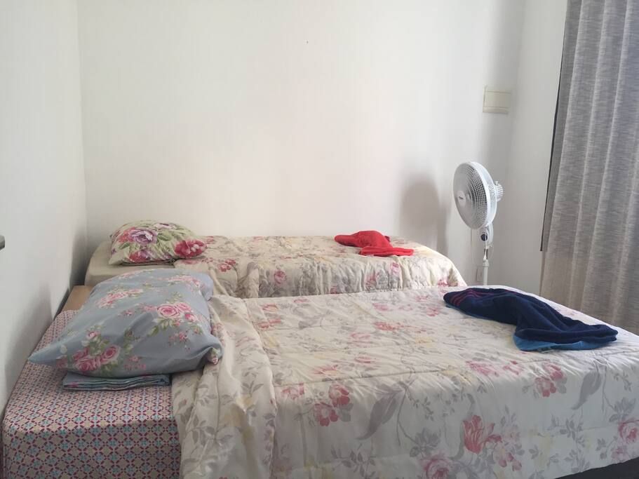2o quarto com 2 camas de solteiro, tv e ar condicionado.