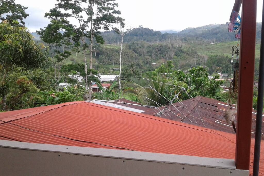 Vista desde el balcón a las montañas de la comunidad