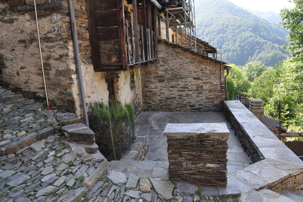 zum Haus gehörender Sitzplatz gleich neben dem Haus